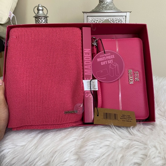 STEVE MADDEN PINK FLASH ZIP AROUND WALLET & KNIT SCARF - Picture 4 of 9